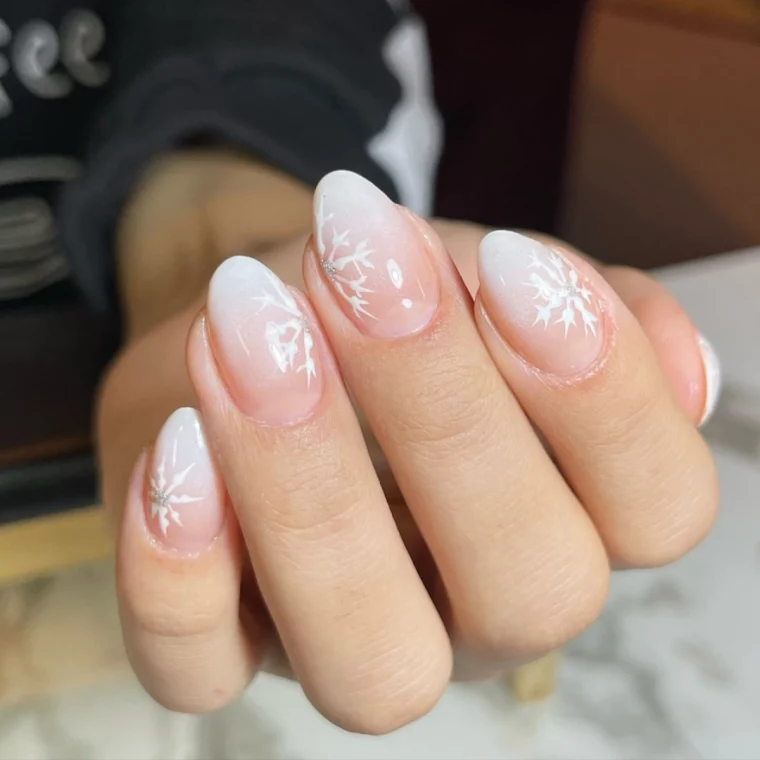 deco ongles de noel ombre degrade blanc dessins flocons de neige