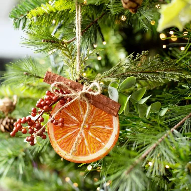 deco pour le sapin avec une tranche d orange et de la cannelle