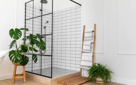 deco salle de bain carrelage blanc cabine douche vitrage cadre noir mat dalles effet bois