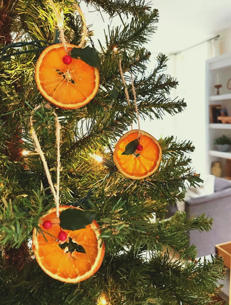 deco sapin de noel en tranches d oranges sur sapin deco naturelle de noel