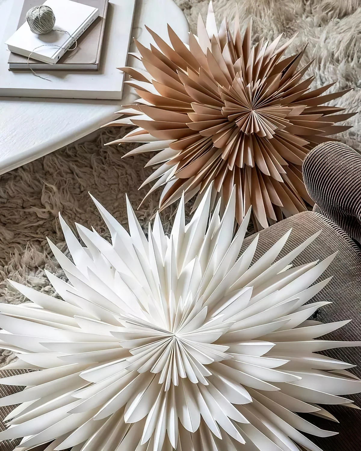 decoration de noel avec des origamis blanches et marron