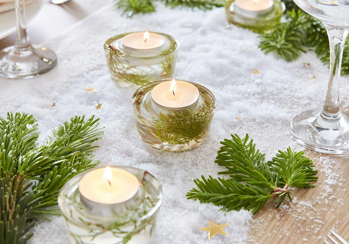 decoration de table de noel fausse neige bougies sapin vert