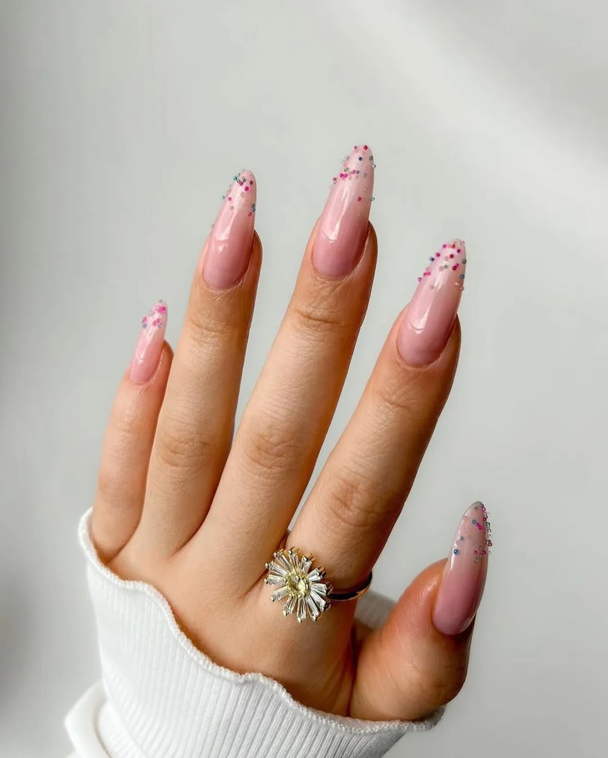 design ongles fetes pour la fin d annee en couleur baby rose et doughnuts