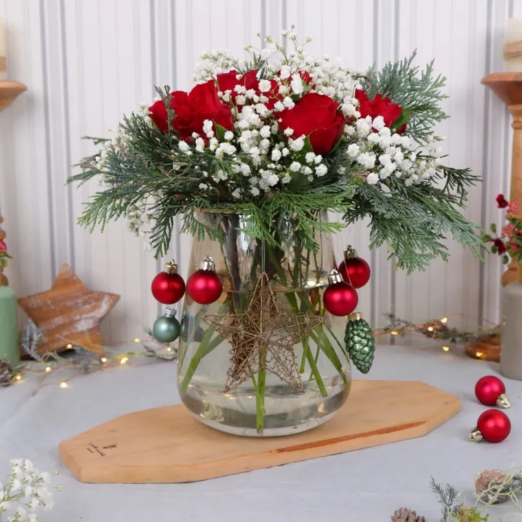 diy bouquet fleurs noel boules ornements planche bois roses vase etoile bois