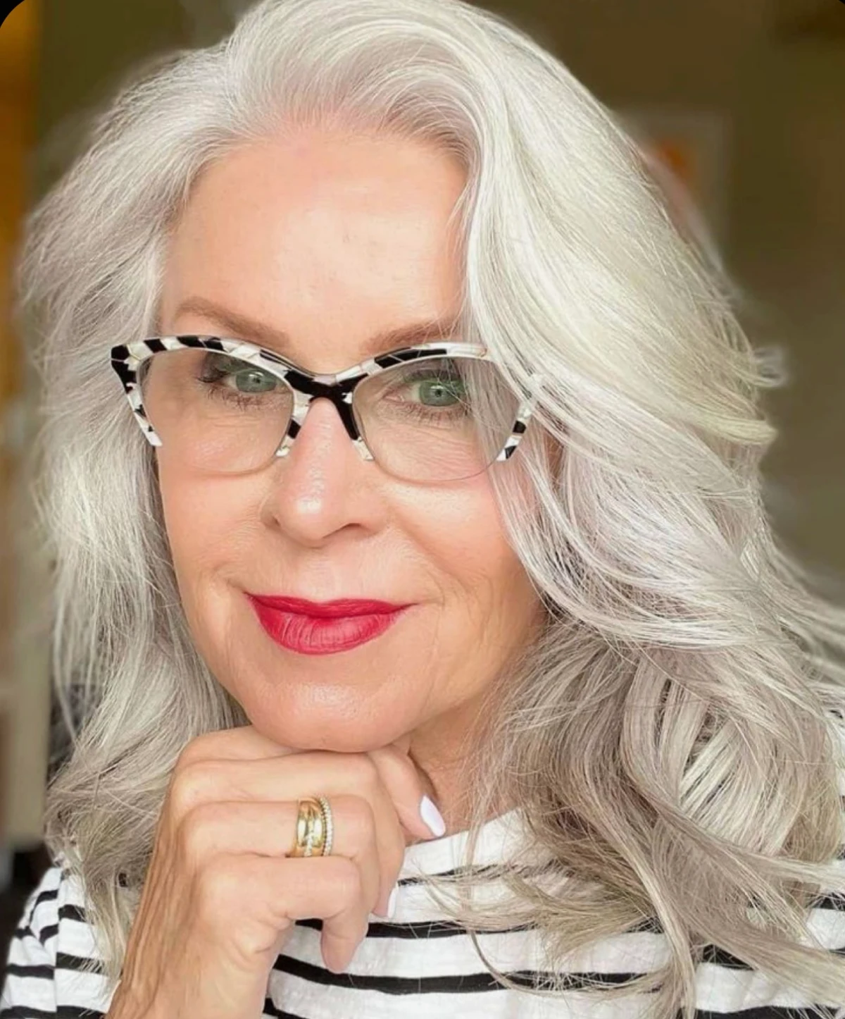 femme apres 50 ans cheveux blancs coiffure lunettes colorees