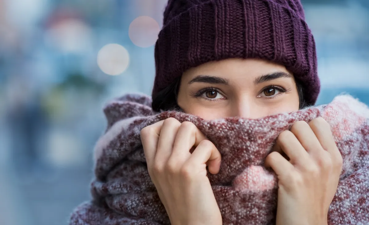 femme avec echarpe bordeau et bonnet en hiver