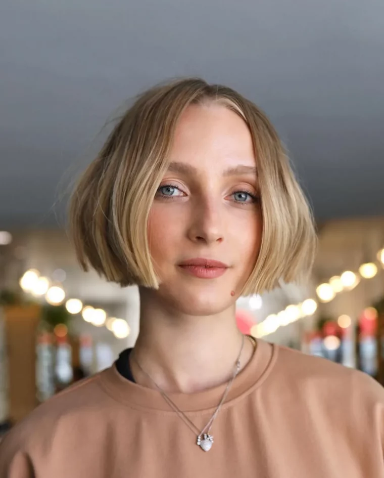 fille aux cheveux tres courts couleur blond bob 2024