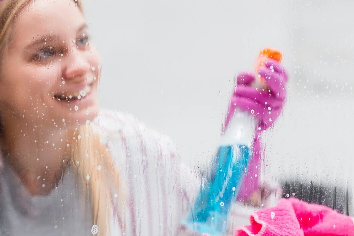 flacon pulverisateur spray produit nettoyant vitre paroi douche femme blonde