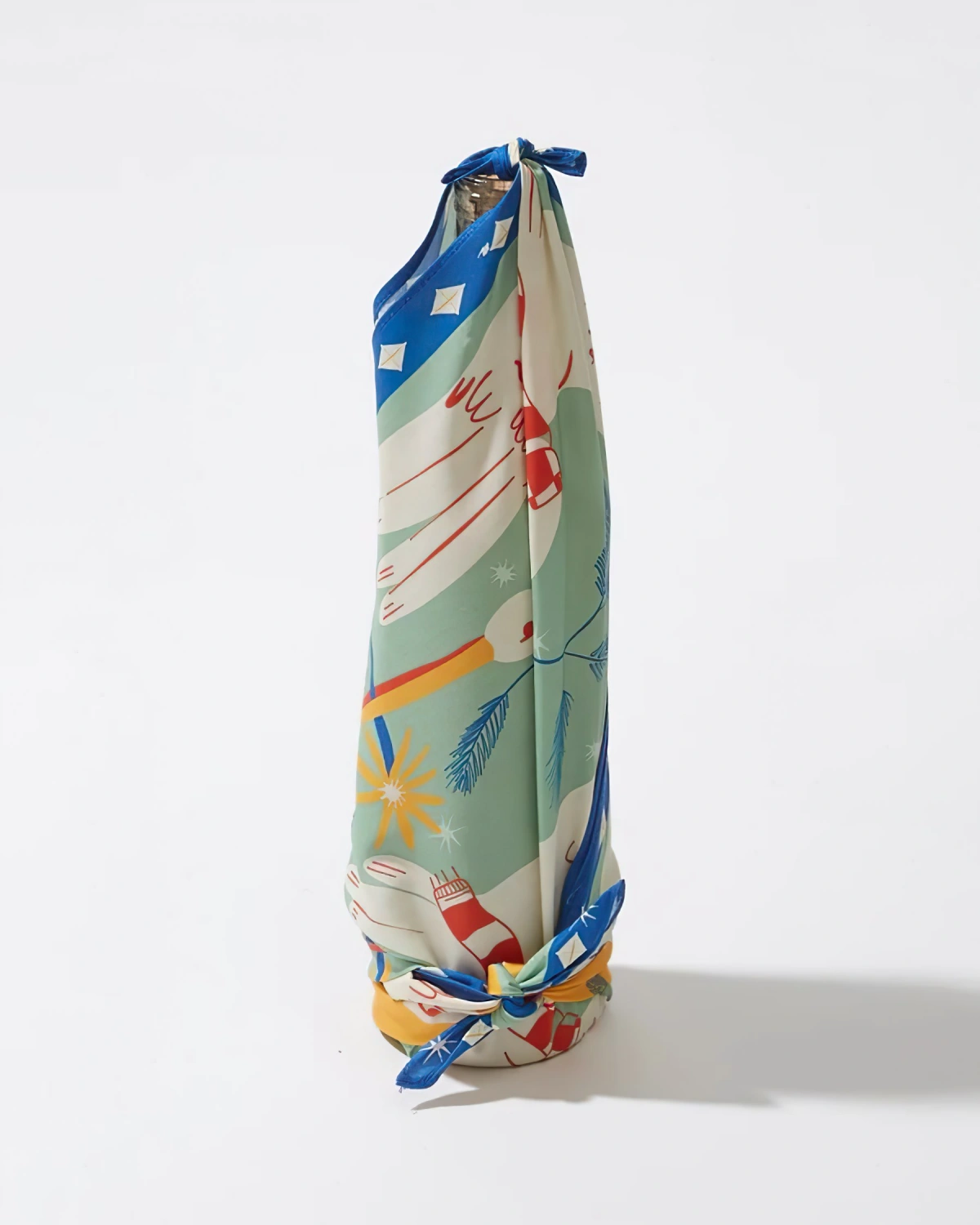 furoshiki bouteille emballage tissu colore motifs noeuds surface blanche