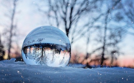 gros plan de boule de cristal sur la neige