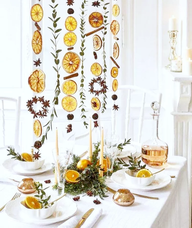 guirlande de noel avec des oranges sechees table blanches