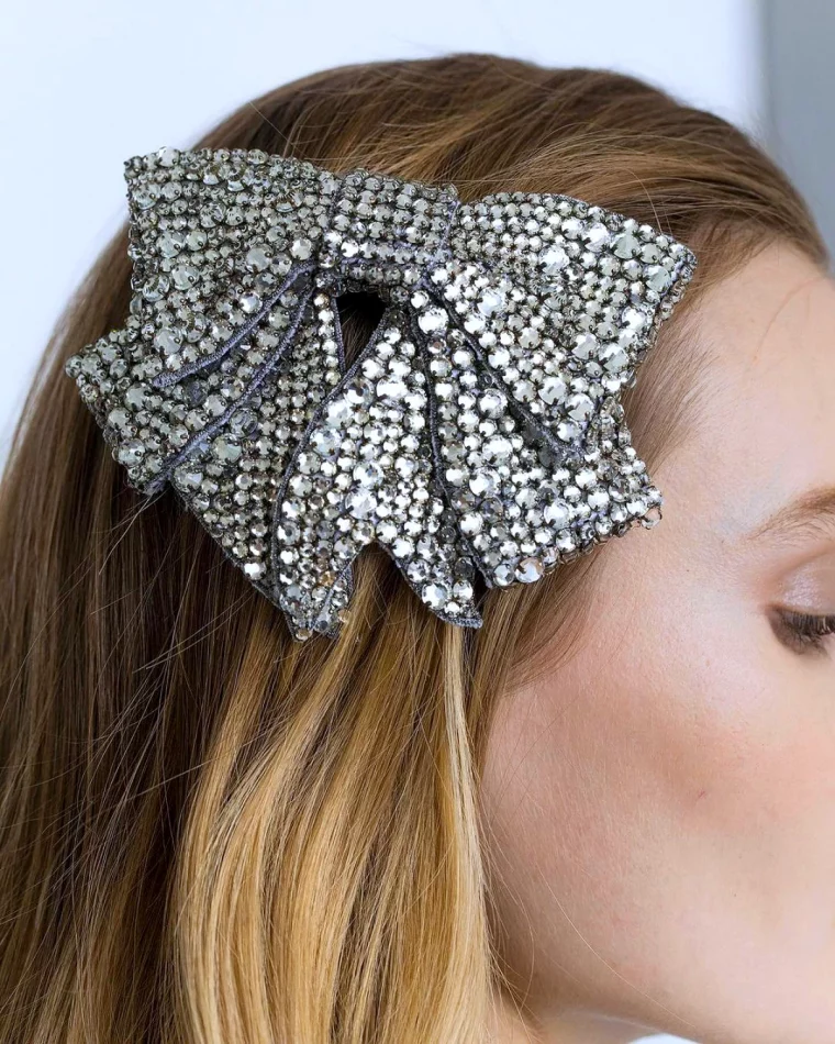 idee de coiffure avec des bijoux de tetes pour nouvel an