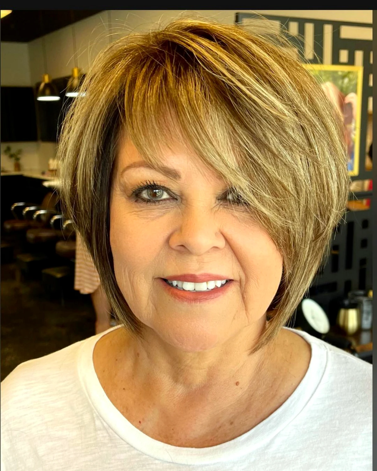 idee de coupe de cheveux avec frange femme 60 ans