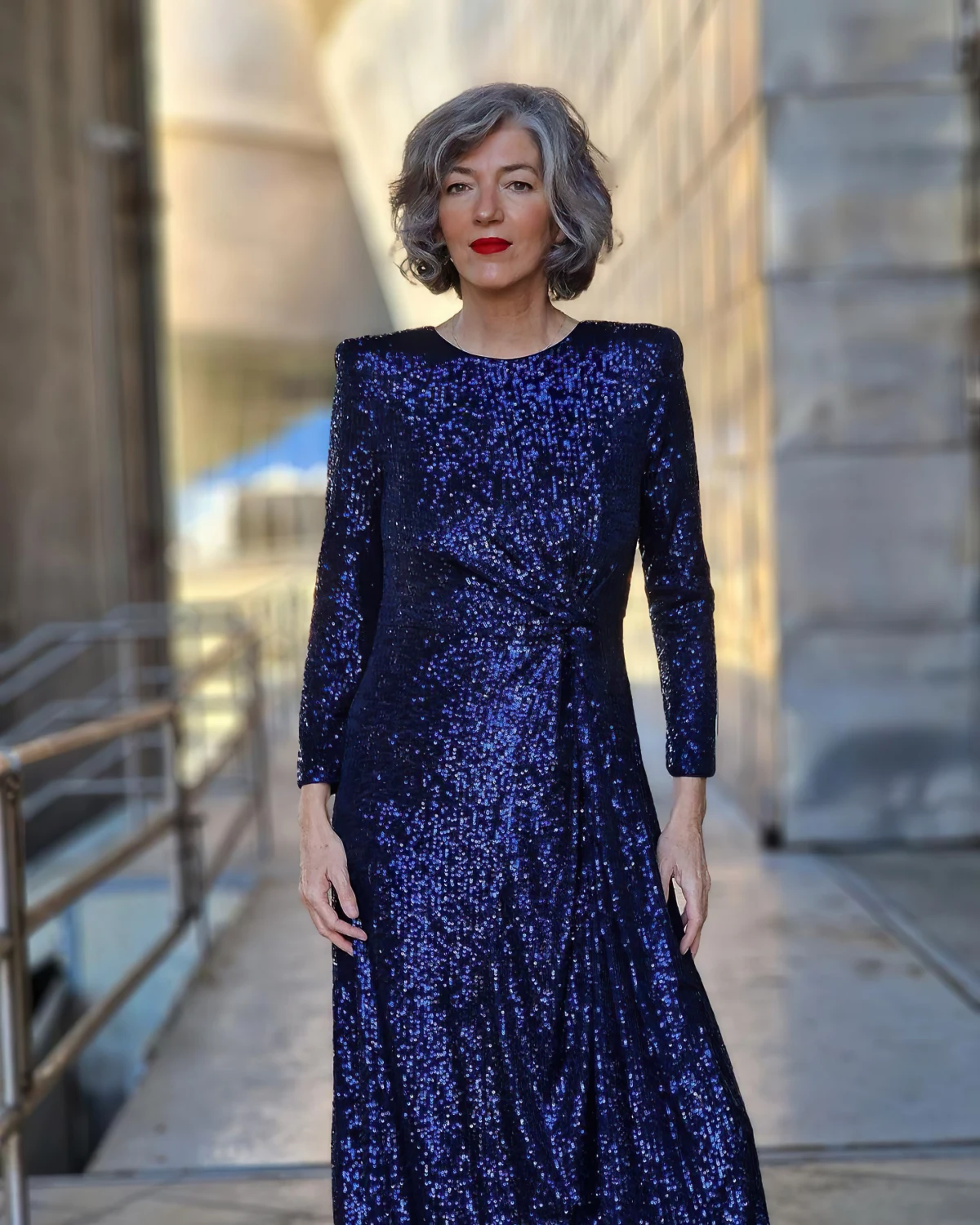 idee de tenue nouvel an robe blue sequin mode femme 50 ans