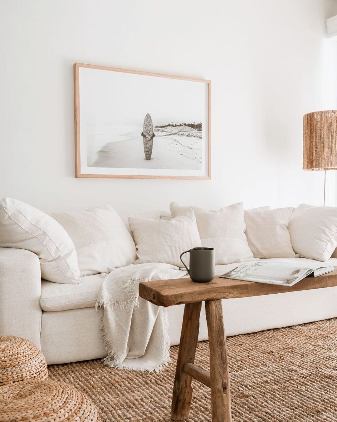 idee deco salon minimaliste moderne en marron et blanc table bois canapé cocooning