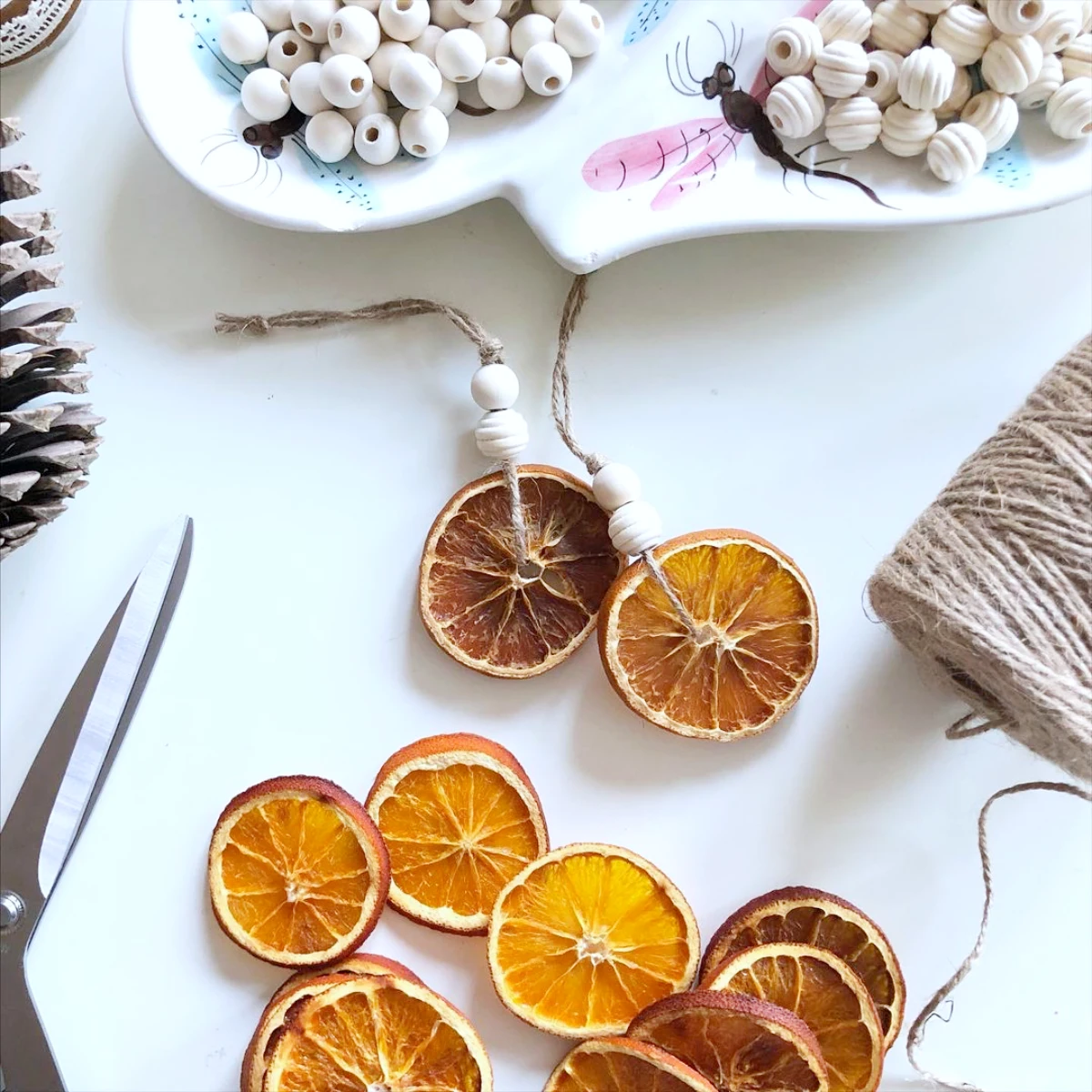 idees de deco de noel avec des tranches d orange sechees et perles de bois