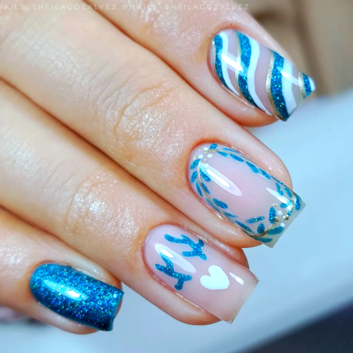 idees de manicurue tendance pour noel couleur bleu