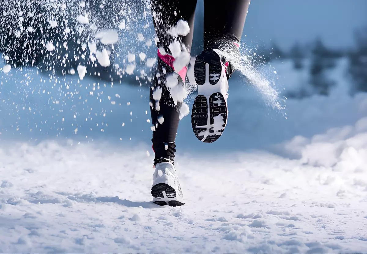 jambes qui courrent dans la neige