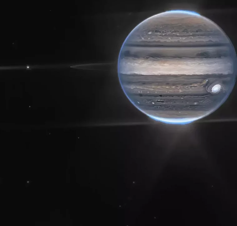 la planete jupiter dans les teintes gris bleues sur fond noir