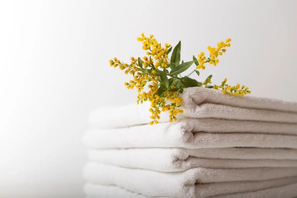 laver serviette de bain 90 matiere douce branche fleurs jaunes