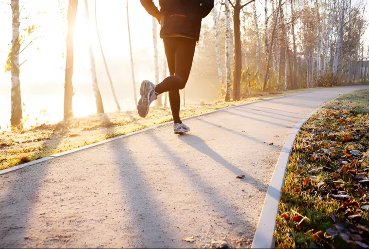 le bas du corps masculin qui courre dans une allee