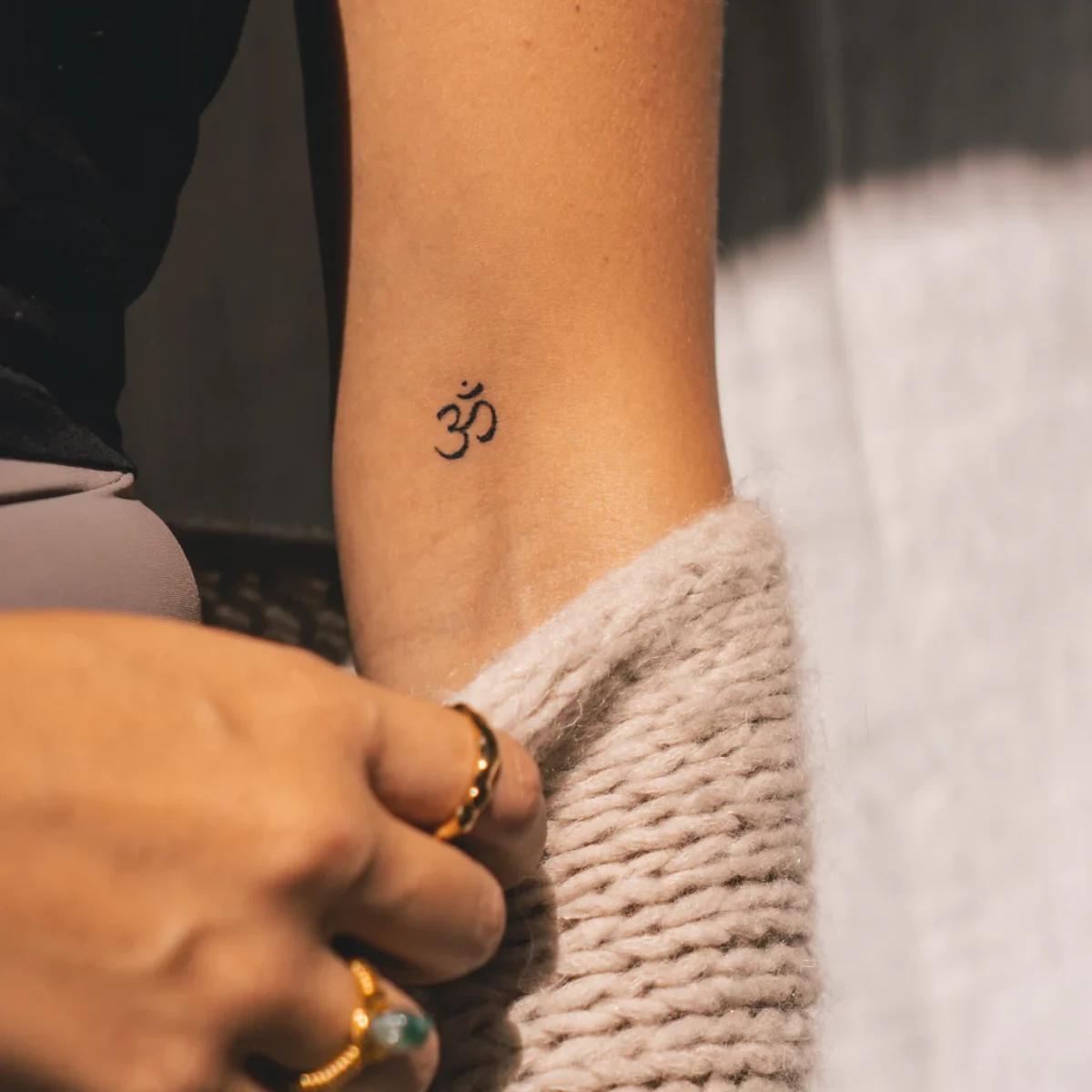 le symbole om petit tatouage femme
