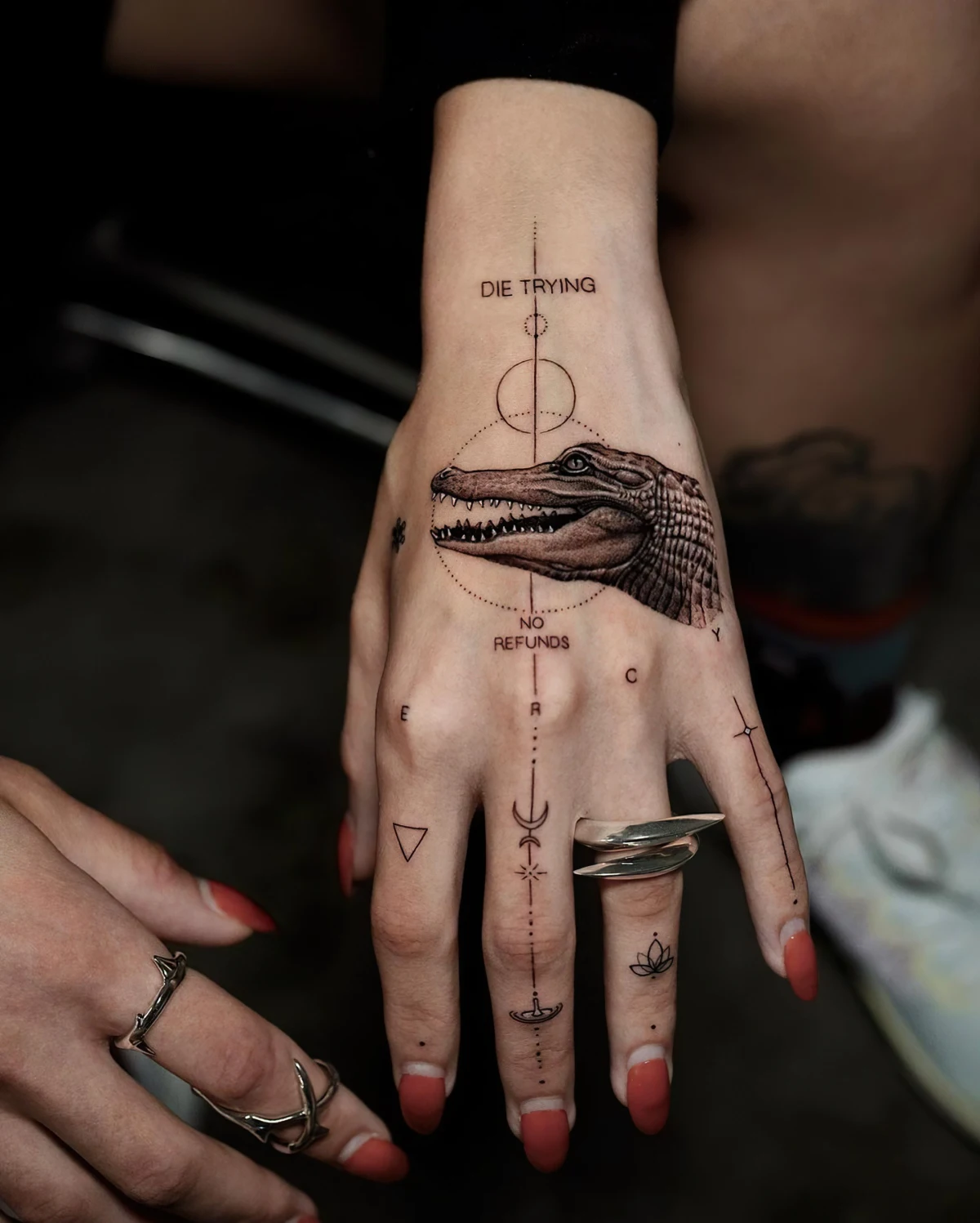 les meilleures idees de petits tatouages femme main vernis rouge