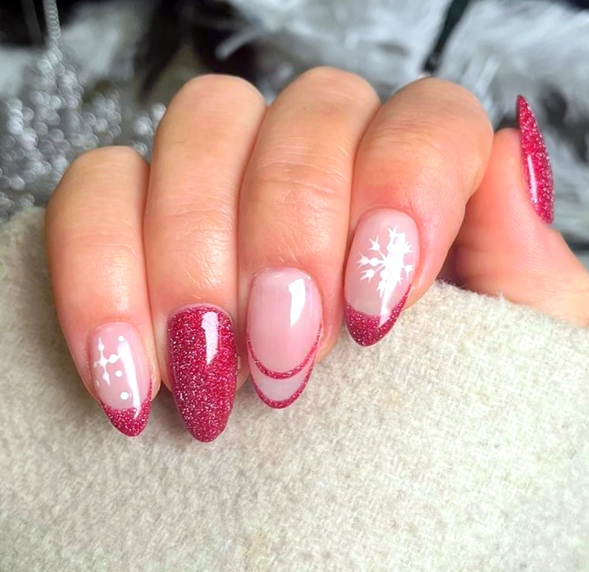 manicure tendance hiver noel 2024 avec de la couleur rouge et blanche