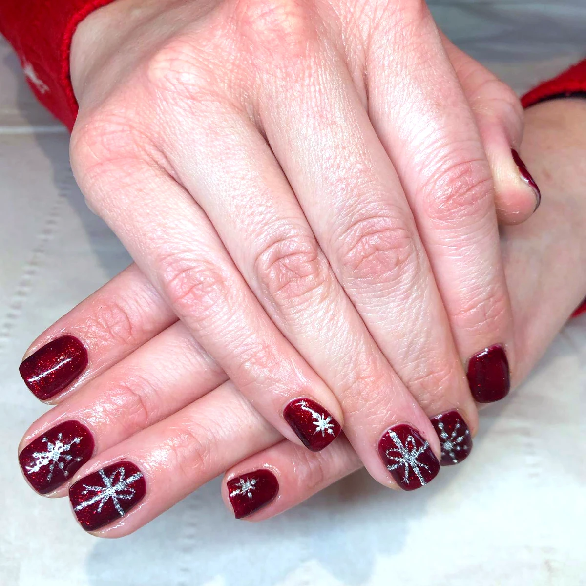 modele ongle noel couleur bordeau avec des flocons argentees