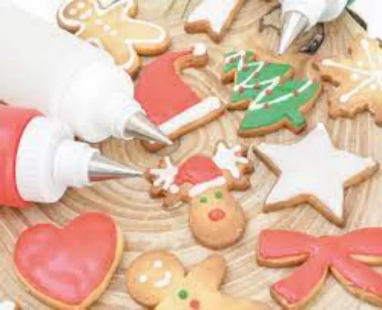 nos 6 astuces pour faire une jolie decoration sur des biscuits de noel glaçage coloré