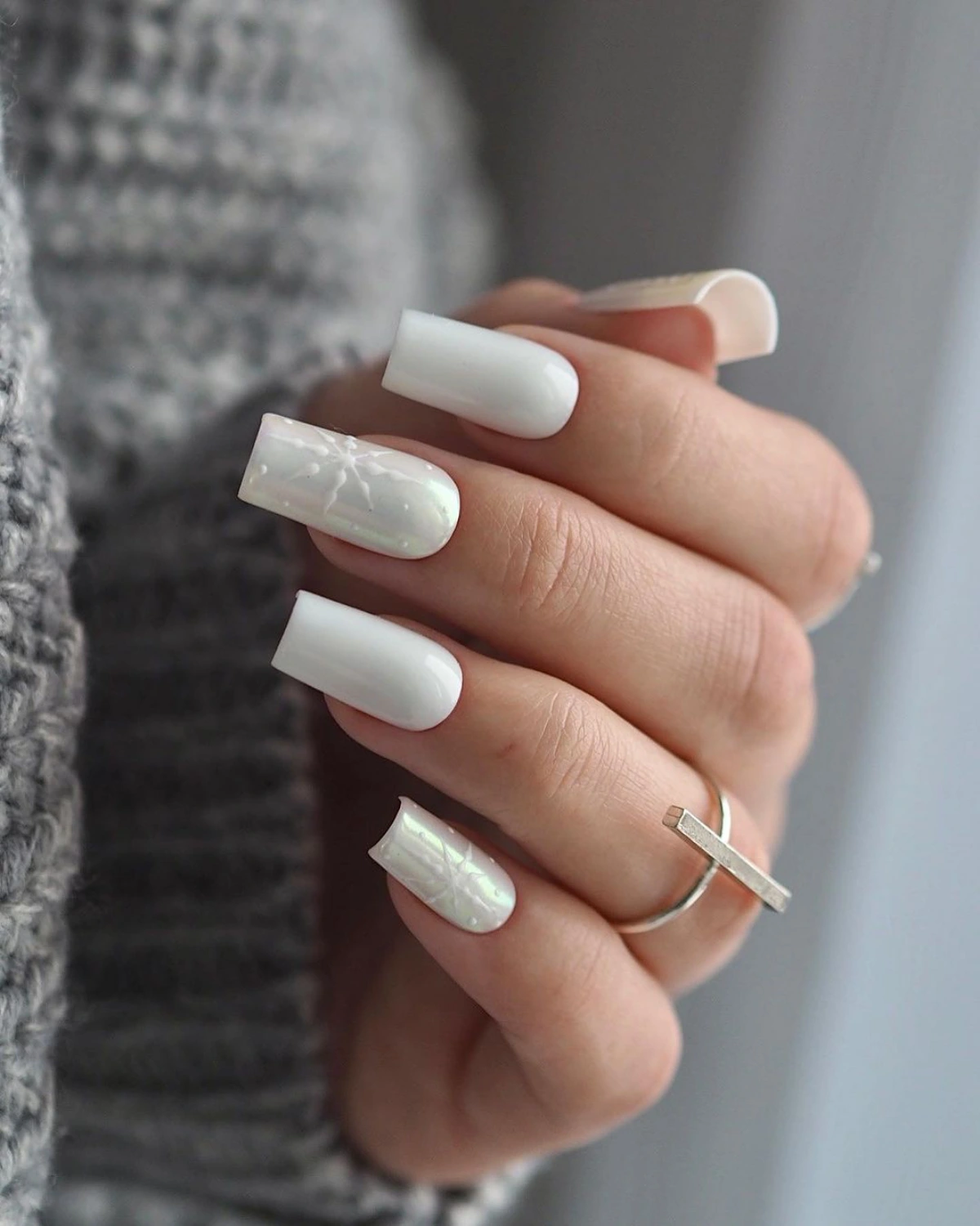 ongle blanc nacre long effet perle mains bague pull over manche grise
