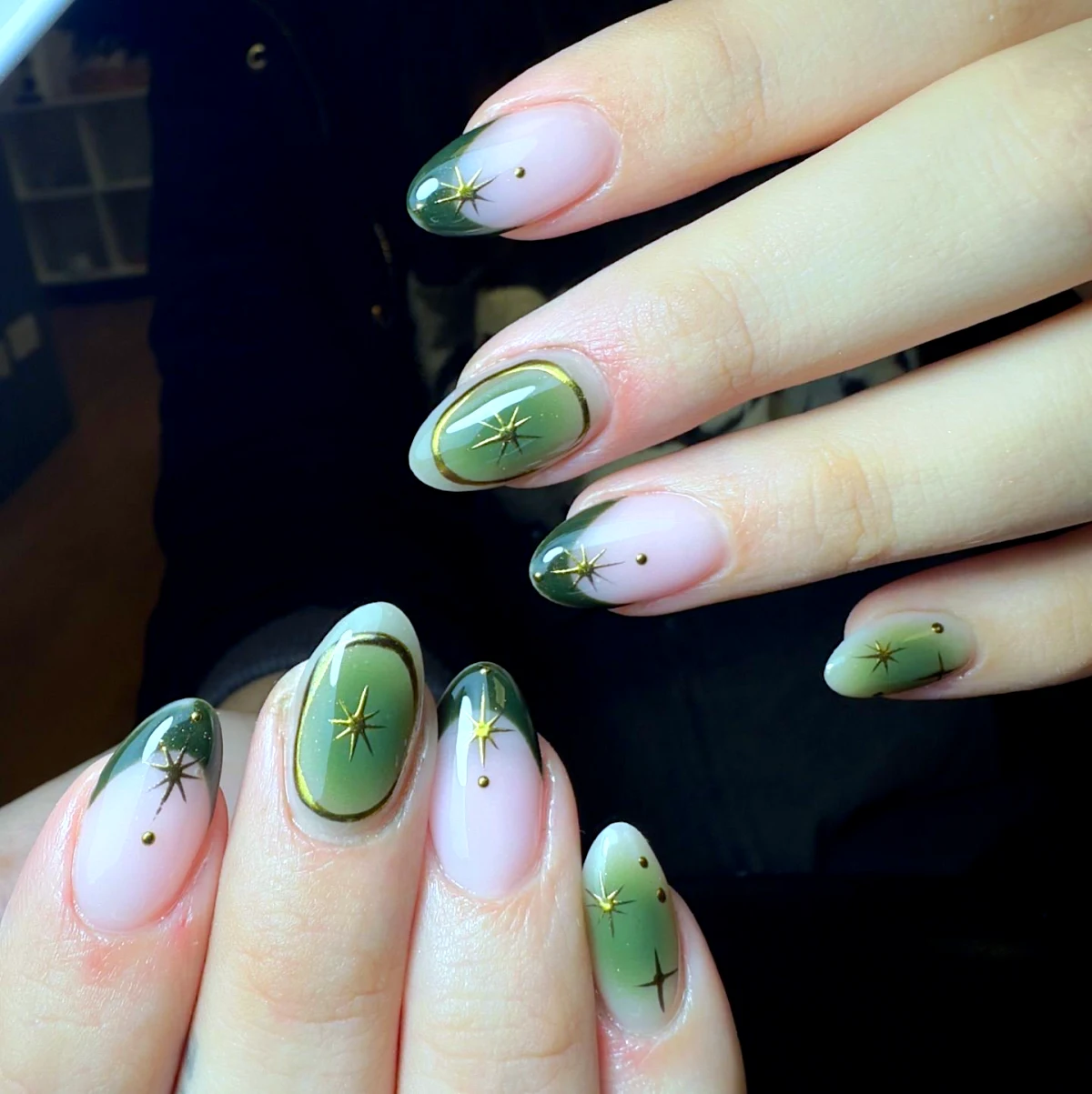 ongle noel vert et doreavec des petites étoiles