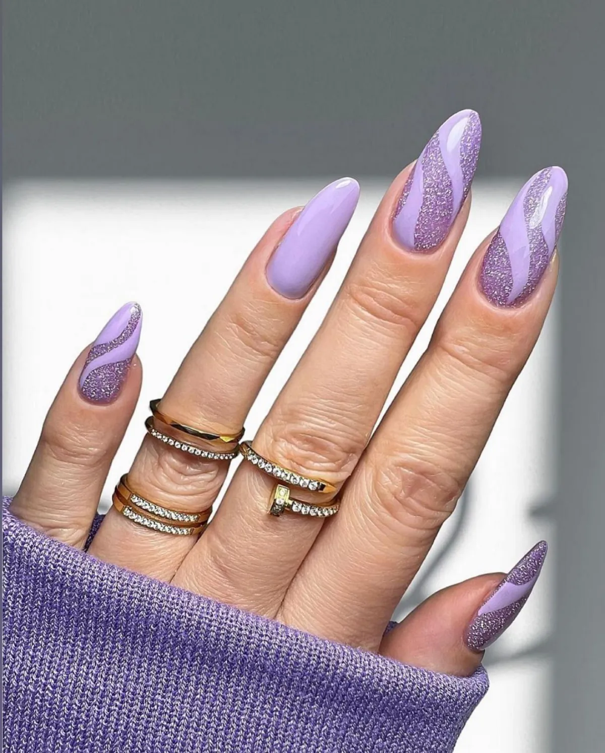 ongles couleur violette petites bagues femme