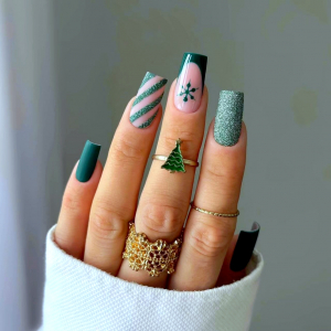 ongles de noel gel en vert avec des dessins differents