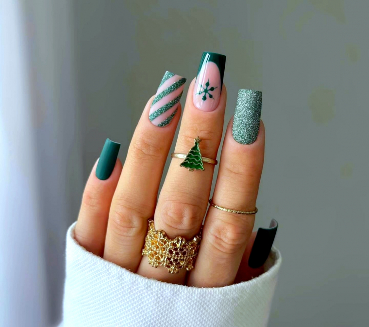 ongles de noel gel en vert avec des dessins differents