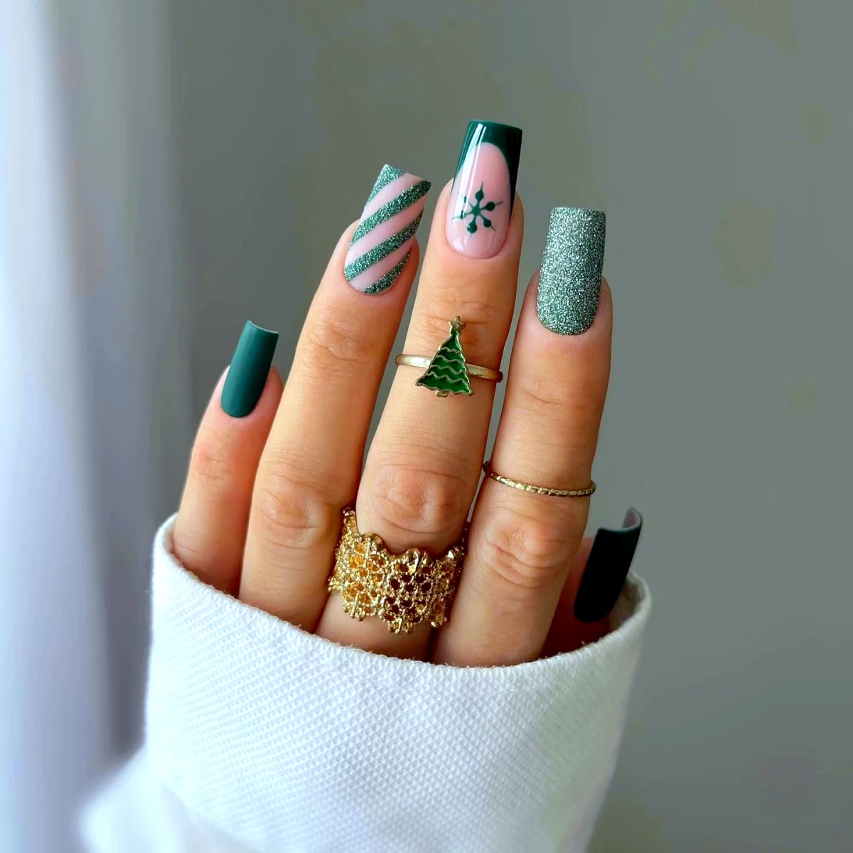 ongles de noel gel en vert avec des dessins differents