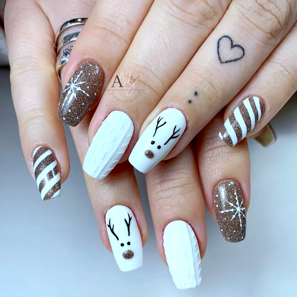 ongles en gel noel couleurs blanc et bruns motif pull et dessins