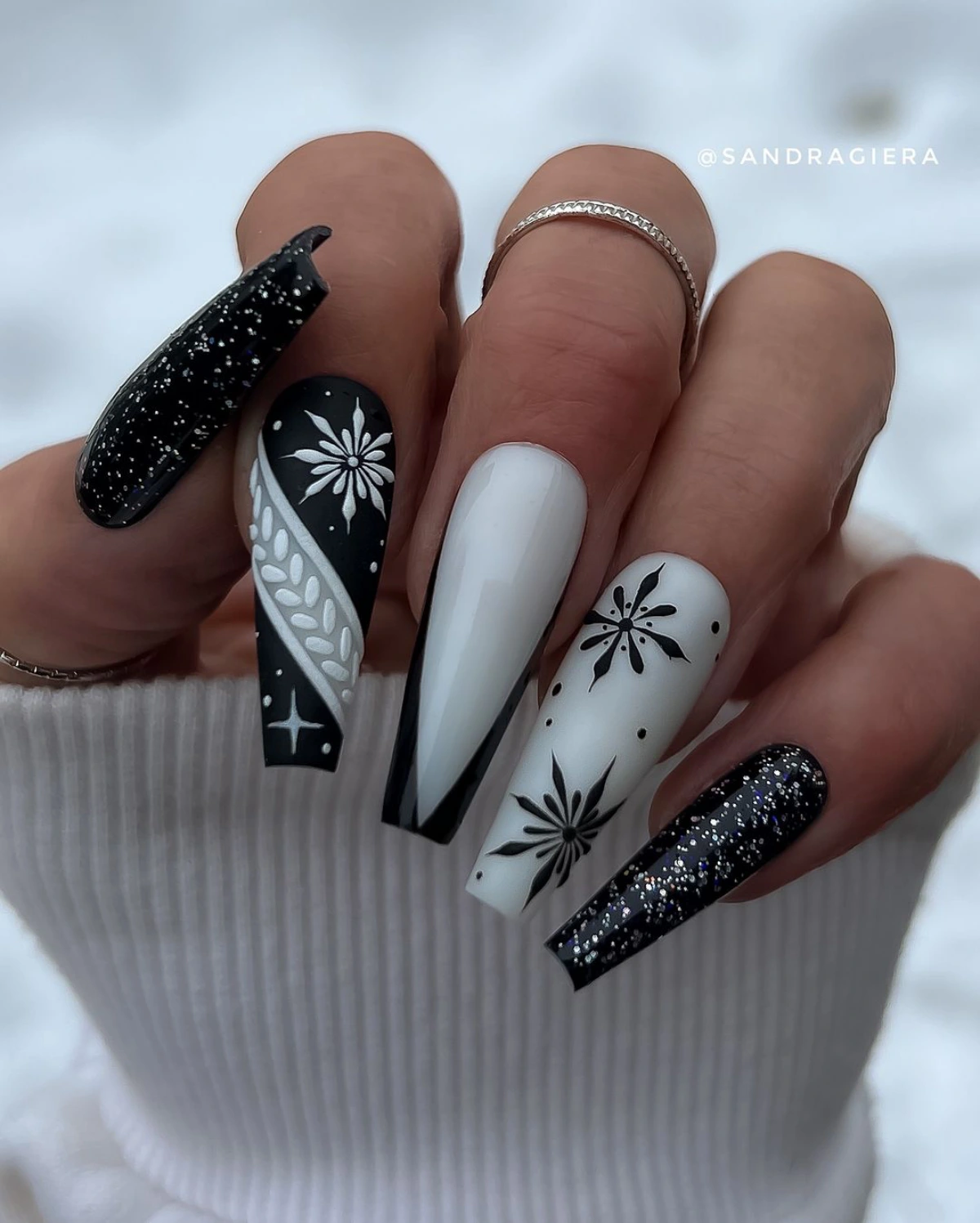 ongles en noir et blanc nail art hiver vernis noir top coat paillette