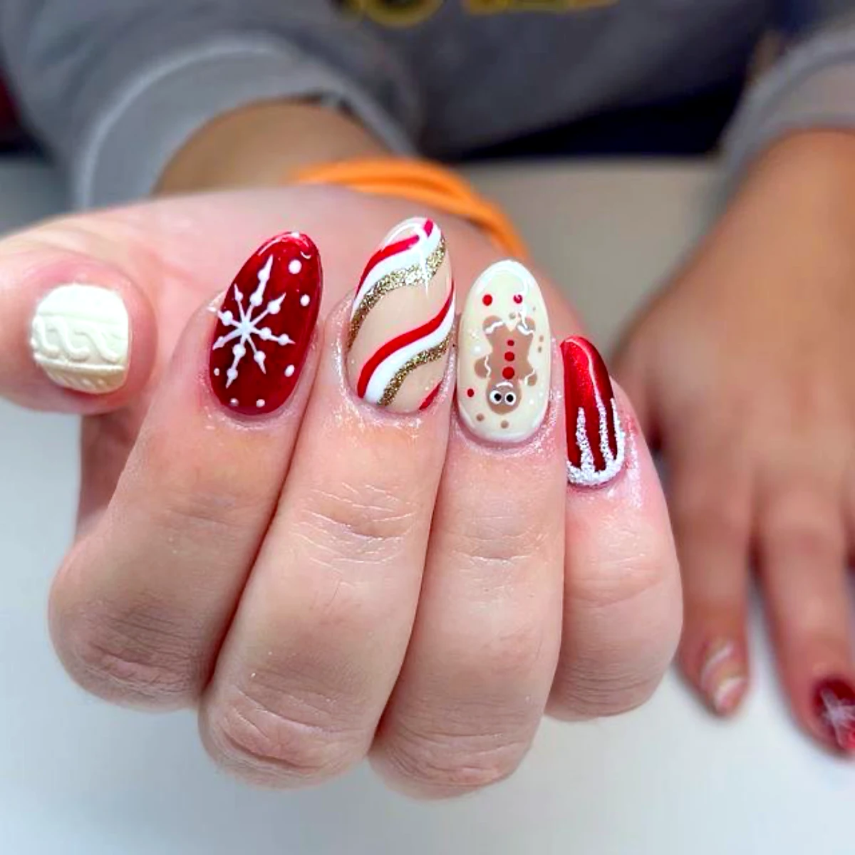 ongles noel avec des motifs differents couleur rouge et beige