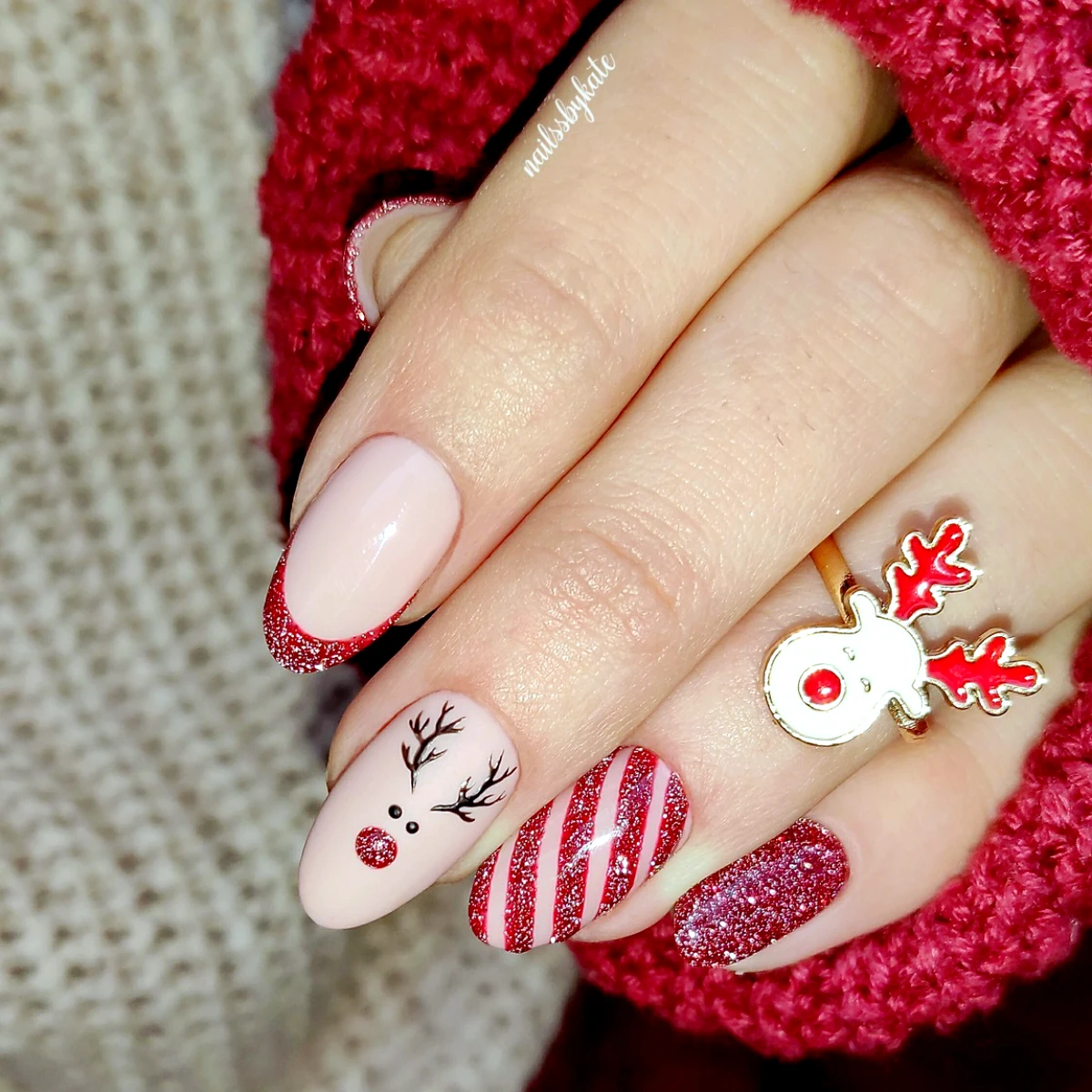 ongles noel rouge et or couleurs mates dessins