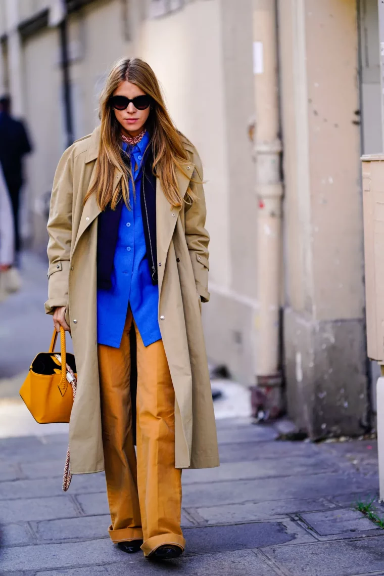 pantalon et sac moutarde chemisier bleu canard