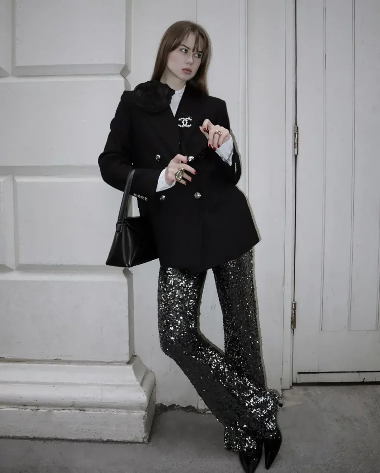 pantalon long a jambe evasee a paillettes veste longue noire sac a main escarpins noirs