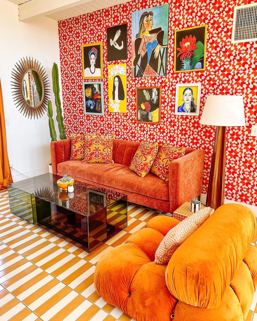 papier peint psychadelique deomurale gallerie canapé et fauteuil orange design années 70
