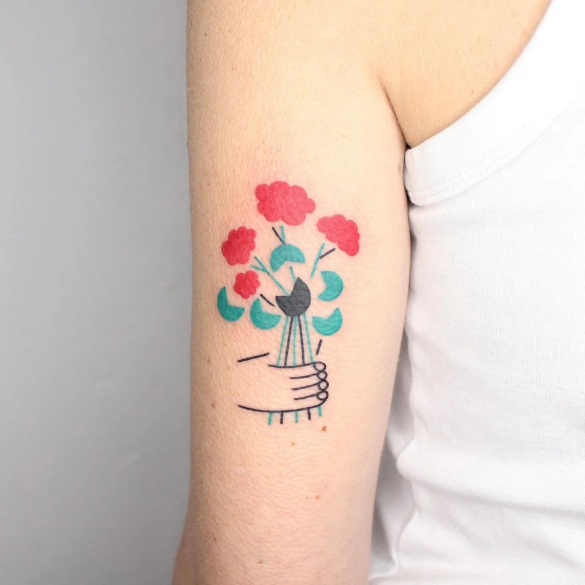petit tatouage femme colore rouge fleurs
