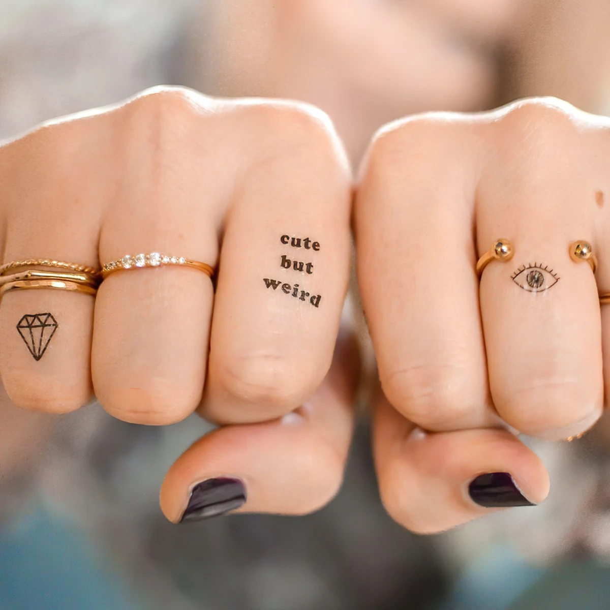 petit tatouage femme sur les doigts