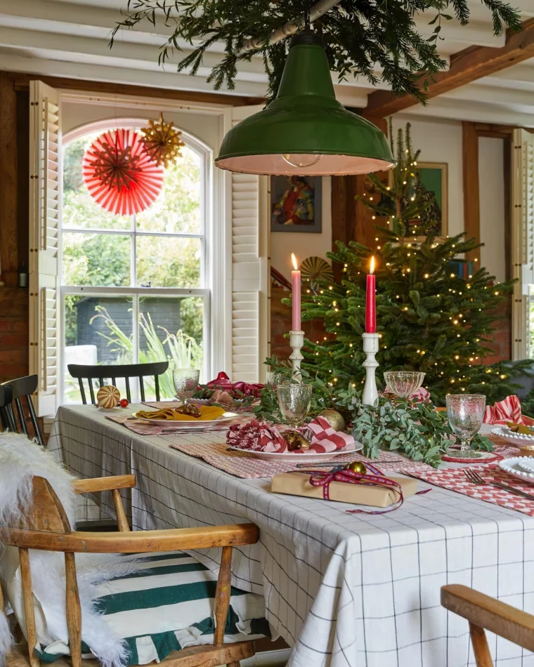 plafond blanc poutres apparentes bougie rouge chemin de table noel rouge et blanc