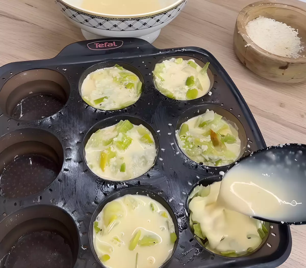 preparation de muffins avec des poireaux dans un moule a muffins