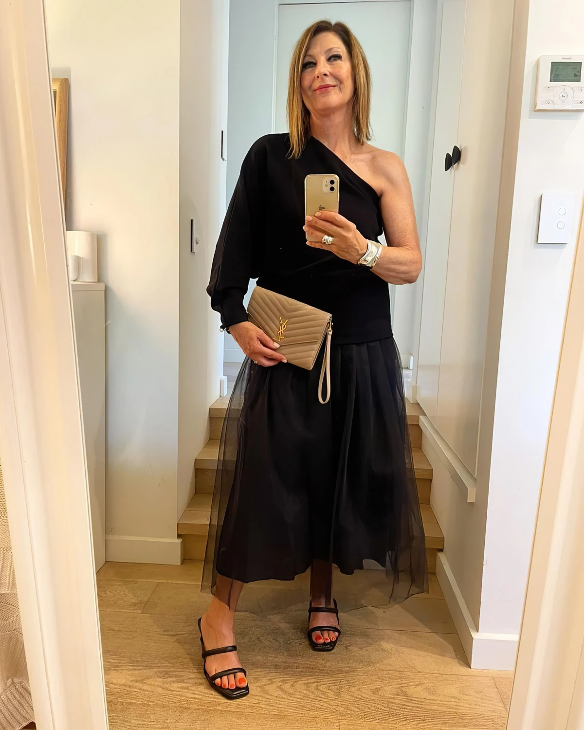 robe noire idee de look pour le nouvel an mode femme 60 ans