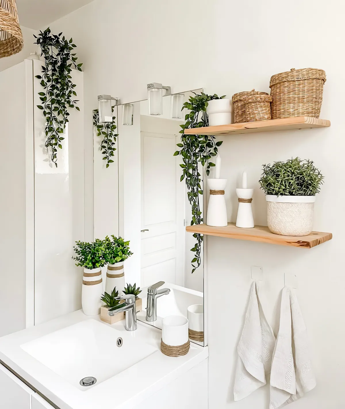 salle d eau en blanc et bois etageres flottantes deco simple plantes qui aiment l humidite