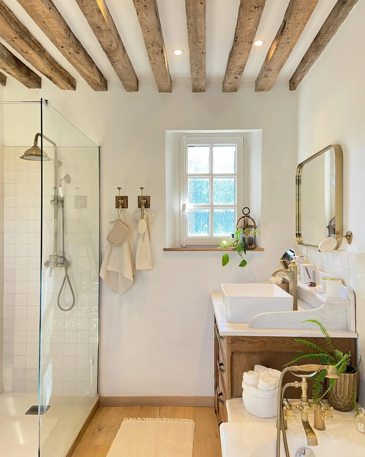 salle de bain en blanc et bois poutres en bois visibles